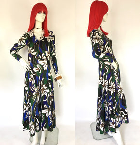 Vintage 1970s floral Hawaiian jersey dress / Sweeping skirt / bold floral